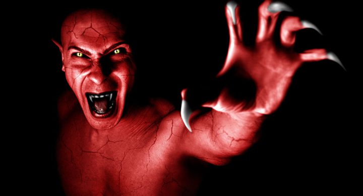 شاب يقدم فردين من عائلته قربانا للشيطان