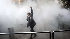 احتجاجات في الشوارع لليوم الثالث... ماذا يحدث في إيران؟