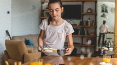 مشاركة الطفل أعمالِك المنزلية تزيد فرص نجاحه مهنياً عندما يكبر