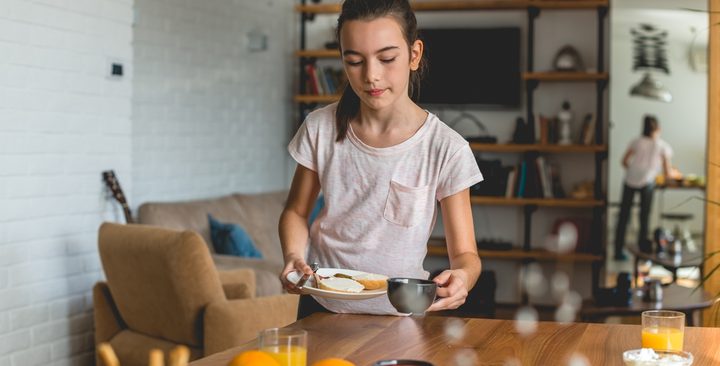 مشاركة الطفل أعمالِك المنزلية تزيد فرص نجاحه مهنياً عندما يكبر