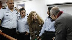 شاعر فلسطيني يتكفل بتقديم المساعدة المادية لعهد التميمي