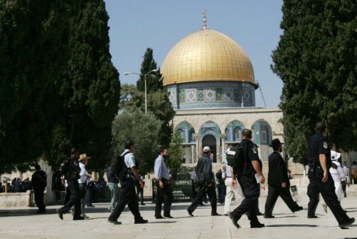 مستوطنون يؤدون طقوساً تلمودية في الأقصى