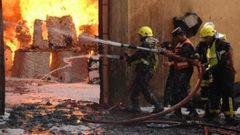 الدفاع المدني يخمد حريقاً بأخشاب ومواد بلاستيكية بحارس