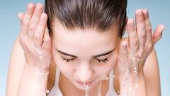 الطريقة الصحيحة لتنظيف البشرة من الماكياج