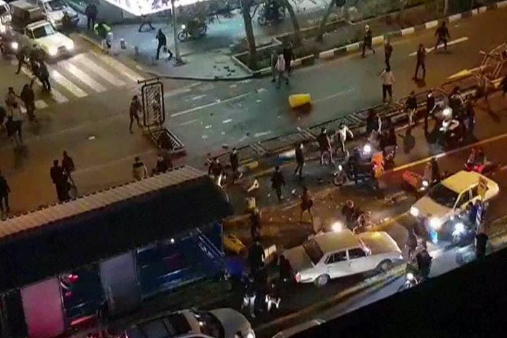 التلفزيون الايراني: ارتفاع حصيلة القتلى الى 15 بعد سقوط شرطي وإصابة ثلاثة آخرين