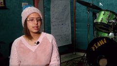 الطالبة نانا عاشور تعزف على العديد من الآلات الموسيقية (فيديو)