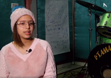 الطالبة نانا عاشور تعزف على العديد من الآلات الموسيقية (فيديو)