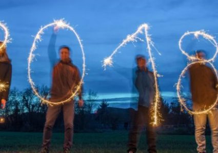 العالم يحتفي بالعام الجديد.. وفلسطين تكافح