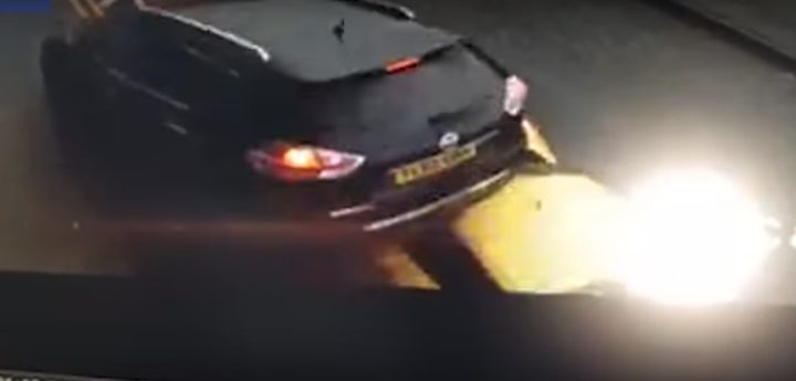 بالفيديو.. سيارة فارهة تنزلق تحت أخرى وتقذفها في الهواء