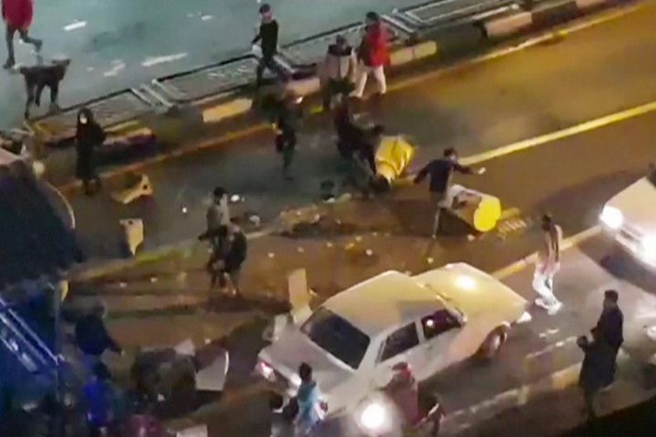 حصيلة الضحايا ترتفع إلى 21 قتيلًا و450 معتقلًا في طهران والمجتمع الدولي يدعو ايران لضبط النفس