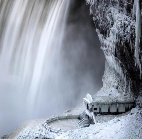 صور مذهلة لشلالات نياغرا مغطاة تماماً بالثلوج