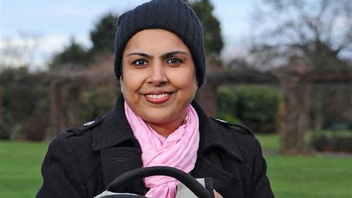 بالصور - امرأة تحمل قلبها في حقيبة على ظهرها!