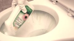 سيدة أعمال تنظف المراحيض لتحقيق حلمها