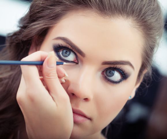 خطوات تمنع سيلان الكحل عند تطبيق الماكياج