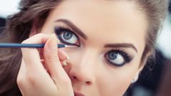 خطوات تمنع سيلان الكحل عند تطبيق الماكياج