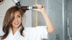 خطوات أساسية لتمليس الشعر بسرعة أكبر