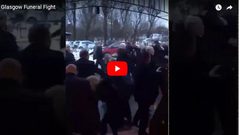 بالفيديو... جنازة تتحول إلى حرب طاحنة