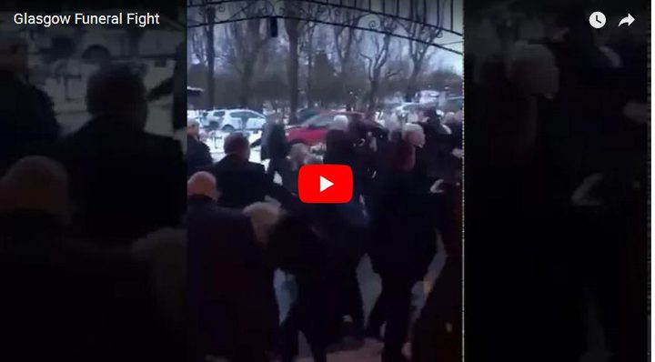 بالفيديو... جنازة تتحول إلى حرب طاحنة