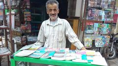 لماذا وضع هذا المصري مكتبته بالشارع؟