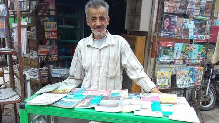 لماذا وضع هذا المصري مكتبته بالشارع؟