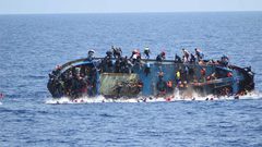 مصرع 25 مهاجرا في غرق قاربهم قبالة سواحل ليبيا