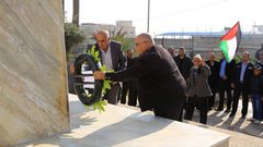 إكليل زهور باسم الرئيس على النصب التذكاري للشهداء في أريحا