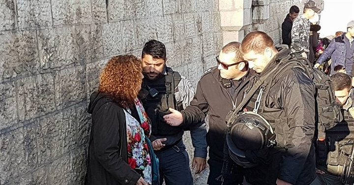 بحجة لبسها قبعة بألوان العلم الفلسطيني.. الاحتلال يعتدي على مسنة