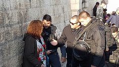 بحجة لبسها قبعة بألوان العلم الفلسطيني.. الاحتلال يعتدي على مسنة