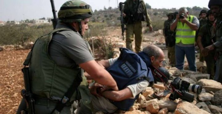 قوات الاحتلال تعتدي على ناشط وطاقم تلفزيون فلسطين