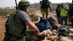 قوات الاحتلال تعتدي على ناشط وطاقم تلفزيون فلسطين
