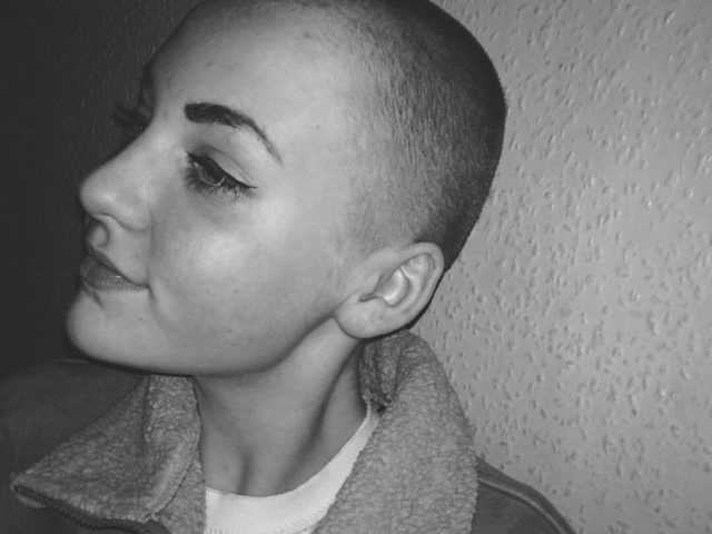 رد فعل غريب من معلمة تجاه طالبة تضامنت مع مرضى السرطان