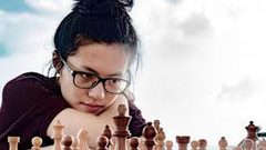 تحظى بلقب "أستاذ كبير" ... تنافش حشد من الرجال