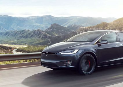 فيديو يظهر سيارة تسلا تخرج شاحنة مصغرة من الثلج