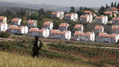 الاحتلال يشق طريقًا استيطانية