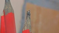 لاجئ سوري يحول  أقلام الرصاص لتحف فنية