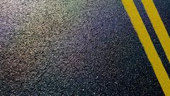 انصهار الإسفلت في طرقات أستراليا بسبب موجة حر