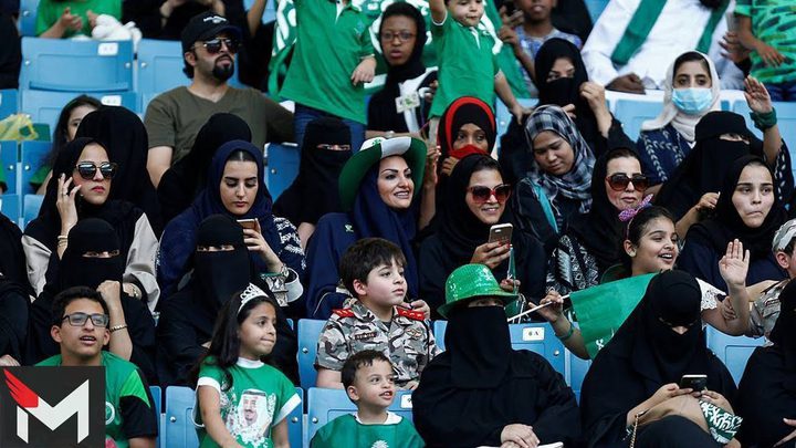 السعودية تخصّص أماكن لتدخين النساء في الملاعب