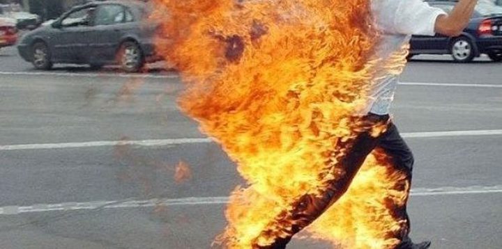 بسبب المساعدات..أضرم النار بنفسه