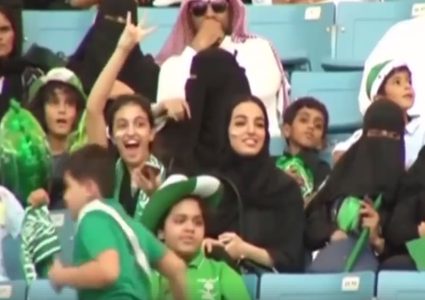 أماكن خاصة ب"تدخين النساء" في الملاعب تثير جدلا بالسعودية (فيديو)