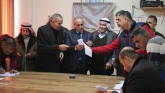 توزيع شيكات لمزارعين ضمن مشروع استصلاح وتأهيل الأراضي