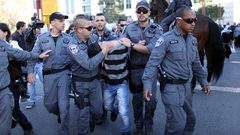 الاحتلال يعتقل 16 عاملا فلسطينيا