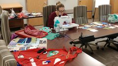 لماذا تخيط  هذه الممرضة أغطية لمرضاها ؟