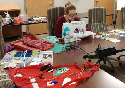 لماذا تخيط  هذه الممرضة أغطية لمرضاها ؟