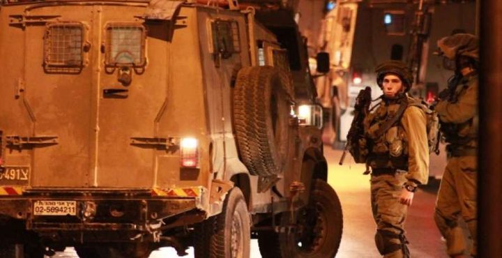 قوات الاحتلال تداهم تقوع وتوزع منشورات تهديد