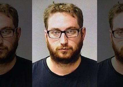 جريمة بشعة... قتل والدته بسبب سماعات الرأس!