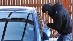 بالفيديو: حاول سرقة مركبة فتفاجأ بوجود ركاب بداخلها واصاب 3 مواطنات