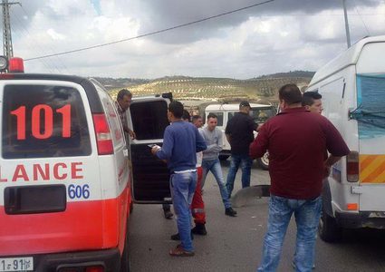 إصابة ثلاثة مواطنين غرب نابلس