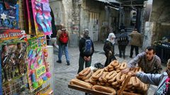 الاحتلال يحرر مخالفات مالية بحق الباعة في القدس