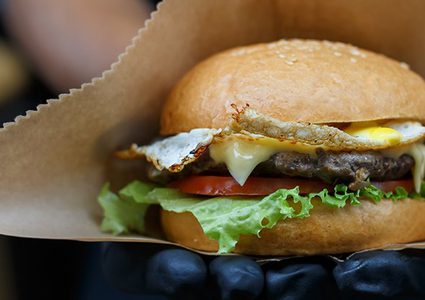 هل تعامل أجسادنا الأطعمة الغربية كالعدوى المرضية