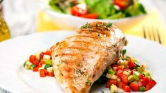 تناولي هذه الأطعمة للحصول على شعر صحي وطويل